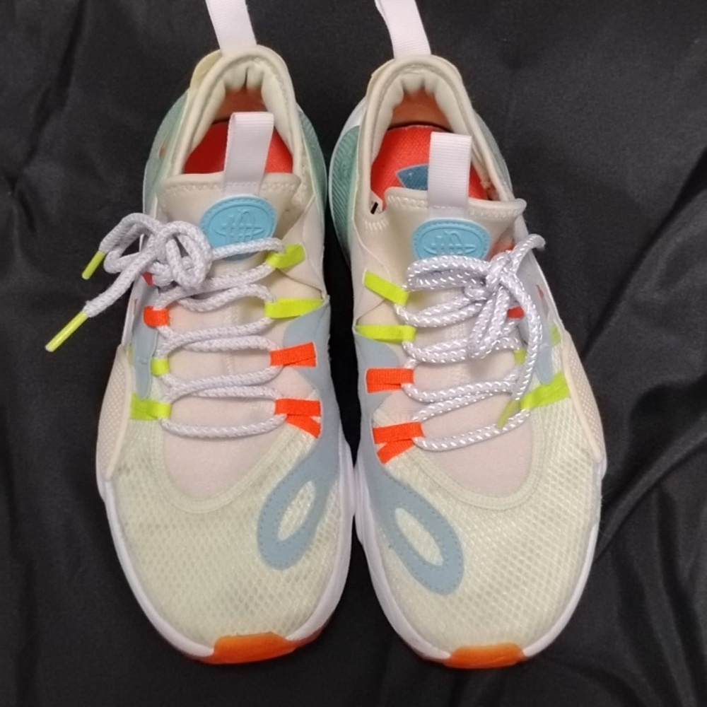 Stylish Women's Athletic Shoes in Cream and Blue - Picture 11 of 16